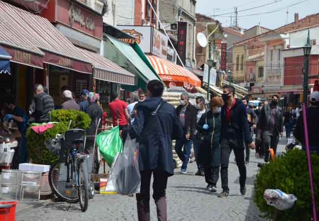 Eskişehir’de koronavirüs tedbirleri kapsamında hafta sonu sokağa çıkma yasağı ilan edildi. Yasağın kalkmasıyla birlikte Eskişehirliler kendini yine sokağa attı. (Fotoğraflar: Esra Ünlü)