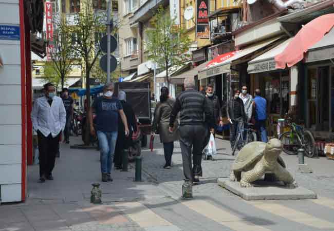 Emniyet ekiplerinin uğraşları ile zaman zaman yoğunluk önlenmeye çalışılsa da sokaklarda adım atacak yer kalmadı. 