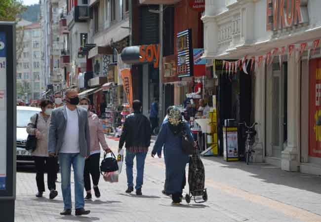 . İnsanlar İki Eylül Caddesine girmek için uzun kuyruklar bile oluşturdu. 