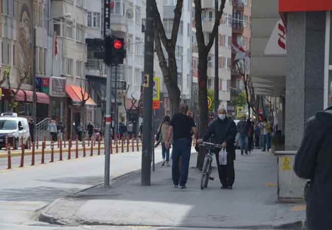 Eskişehir’de koronavirüs tedbirleri kapsamında hafta sonu sokağa çıkma yasağı ilan edildi. Yasağın kalkmasıyla birlikte Eskişehirliler kendini yine sokağa attı. (Fotoğraflar: Esra Ünlü)