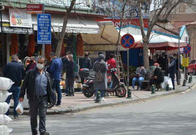 Eskişehir’de koronavirüs tedbirleri kapsamında hafta sonu sokağa çıkma yasağı ilan edildi. Yasağın kalkmasıyla birlikte Eskişehirliler kendini yine sokağa attı. (Fotoğraflar: Esra Ünlü)