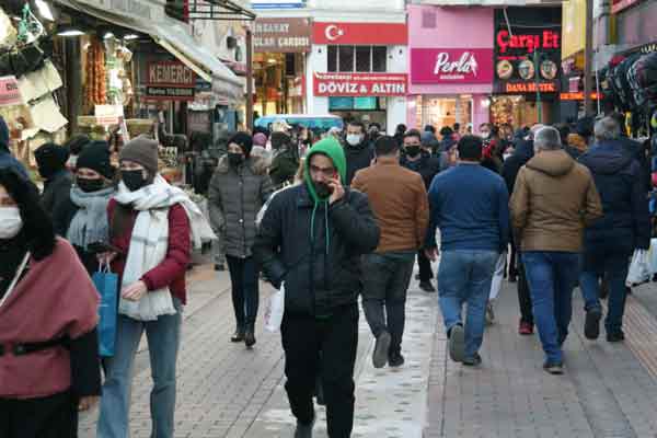  İki Eylül ve Hamamyolu caddelerinde yoğunluk oluşturan vatandaşlar...