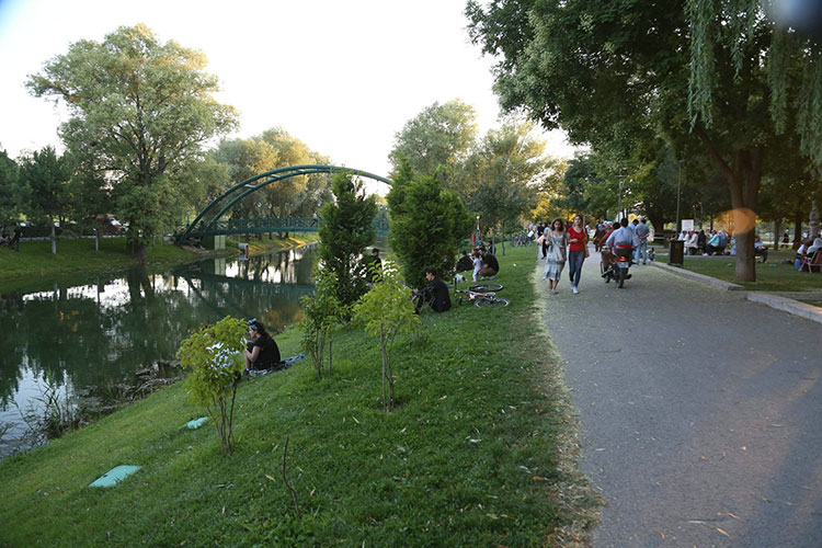 Eskişehir'in Osmangazi ve Kırmızıtoprak Mahalleleri içinde yer alan Kanlıkavak ve Raif Özgür Parkı, Avrupa’da yer alan parklarla yarışıyor. 