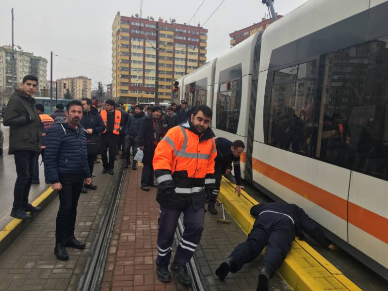 Eskişehir'de tramvayın altına giren kedi uzun uğraşlar sonrasında çıkartılabildi 