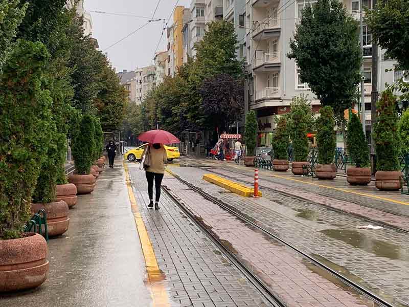 Meteoroloji 3’üncü Bölge Müdürlüğü’nün Eskişehir için yapmış olduğu kuvvetli yağış uyarısı dün geceden itibaren etkili oldu. Meteoroloji 3’üncü Bölge Müdürlüğü’nün tahminine göre, gün boyu bölge genelinin çok bulutlu ve aralıklı sağanak yağışlı geçeceği tahmin ediliyor. 