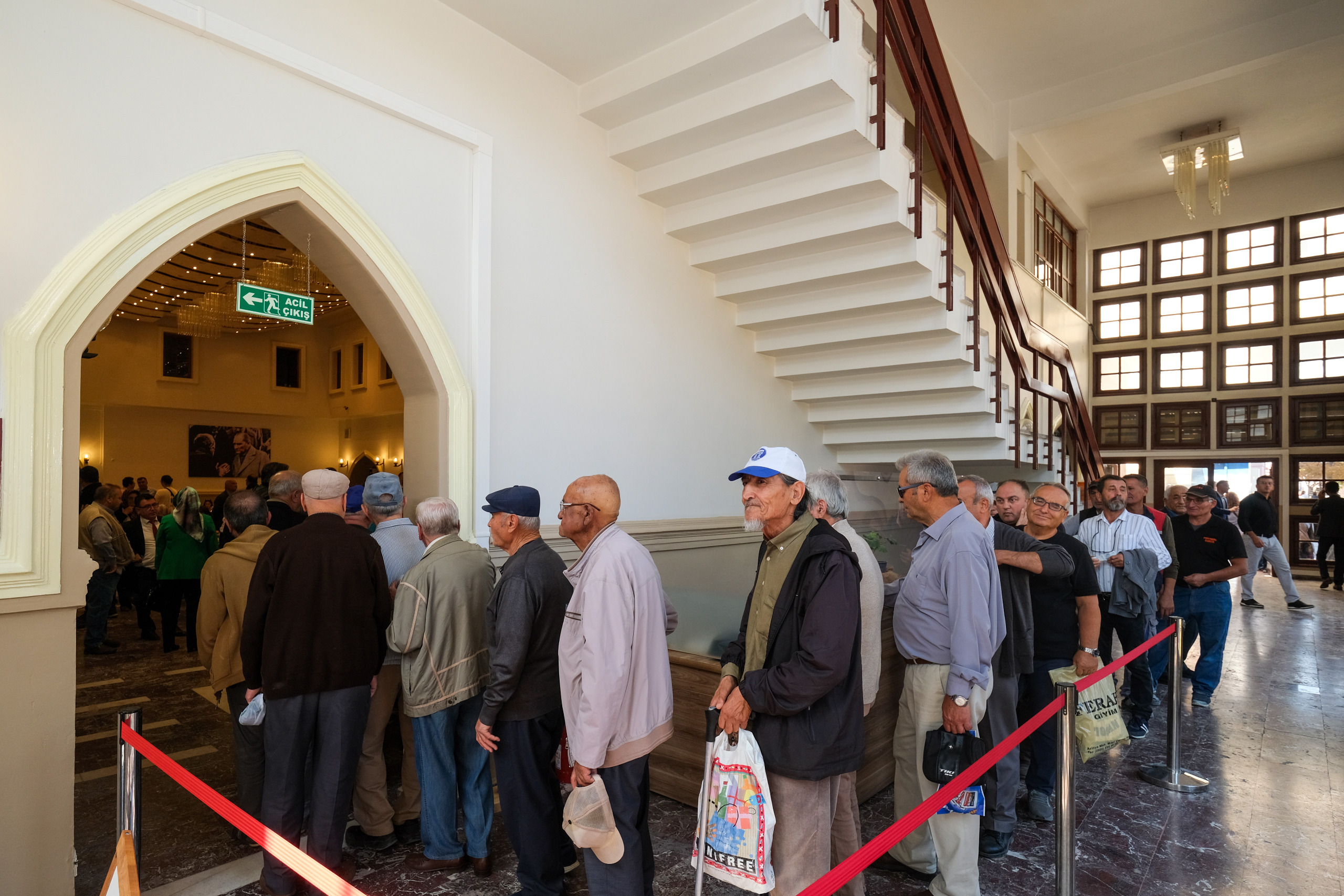 Büyükşehir Belediye Başkanı Ayşe Ünlüce, göreve geldiği günden bu yana seçim vaatlerini bir bir hayata geçiriyor. Uygun fiyatlı, hijyenik, kaliteli ve lezzetli yemeklerin sunulacağı Halk Lokantası bugün açıldı. 