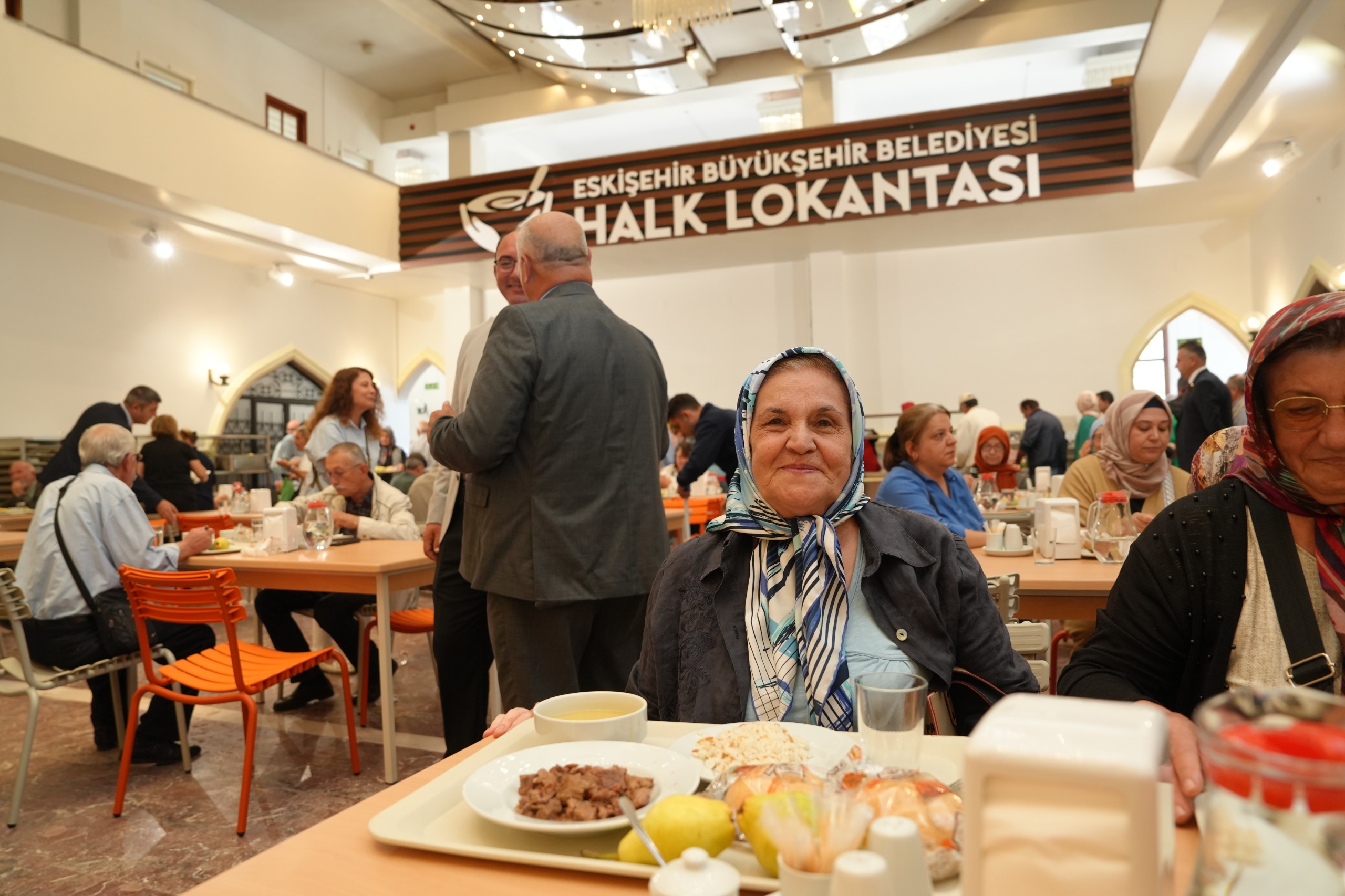 Eskişehir Büyükşehir Belediye Başkanı Ayşe Ünlüce’nin, seçim vaatlerinden biri olan Halk Lokantası bugün hizmete açıldı. 4 kap yemeğin 65 TL’ye sunulduğu Halk Lokantası’nın ilk gününde vatandaşlar yoğun ilgi gösterdi. Yemek standının arkasına geçen Başkan Ünlüce, vatandaşlara yemek servis etti. 