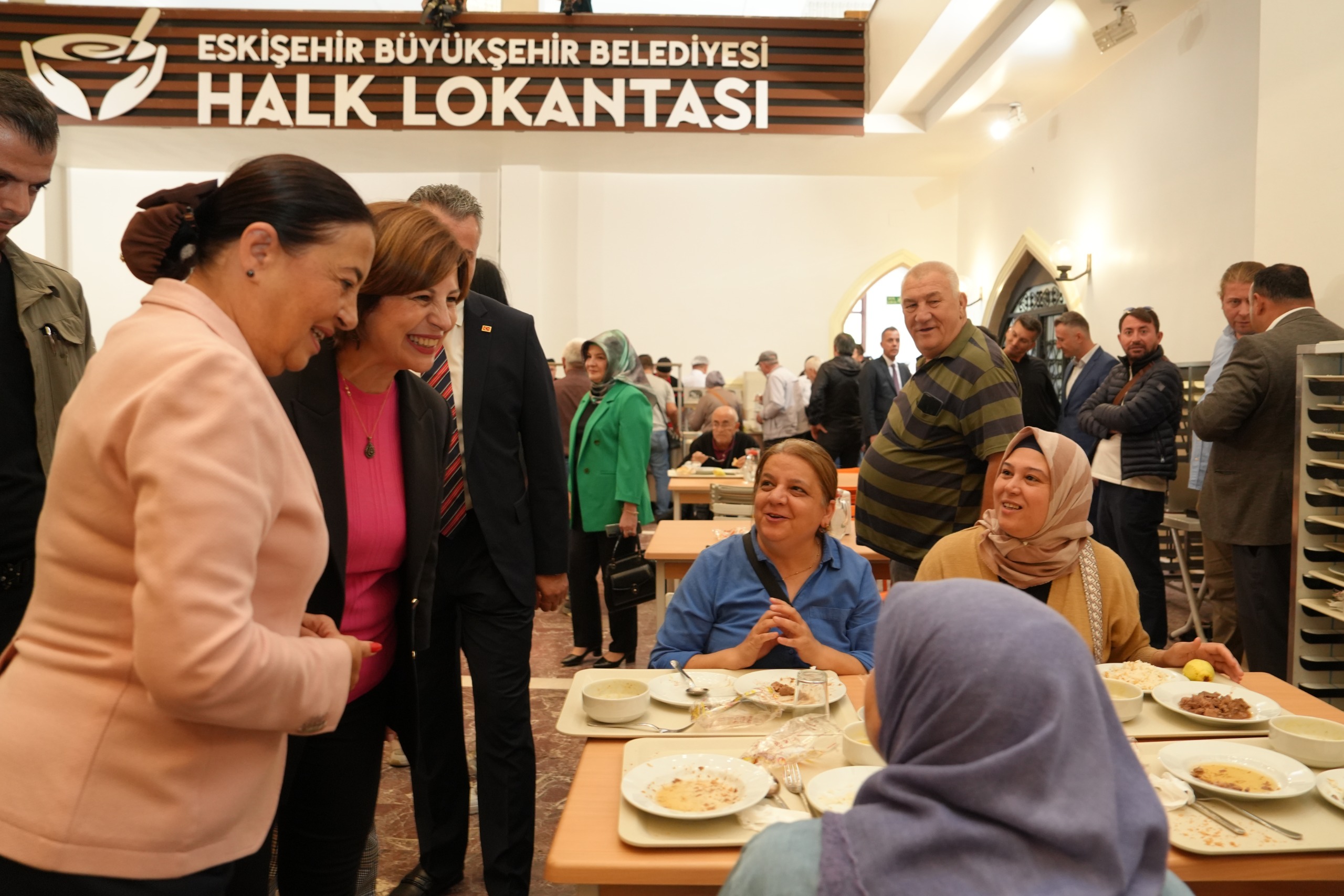 Eskişehir Büyükşehir Belediye Başkanı Ayşe Ünlüce’nin, seçim vaatlerinden biri olan Halk Lokantası bugün hizmete açıldı. 4 kap yemeğin 65 TL’ye sunulduğu Halk Lokantası’nın ilk gününde vatandaşlar yoğun ilgi gösterdi. Yemek standının arkasına geçen Başkan Ünlüce, vatandaşlara yemek servis etti. 