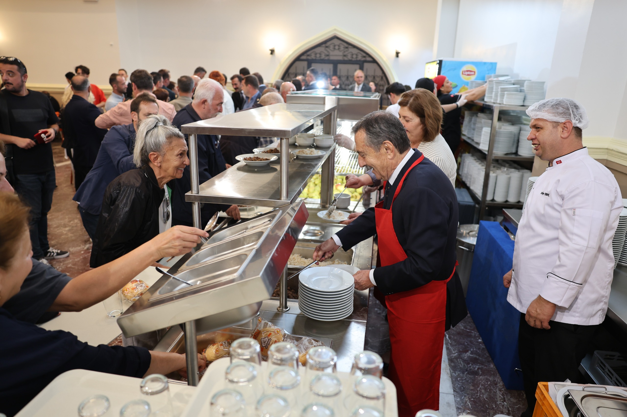 Eskişehir Büyükşehir Belediye Başkanı Ayşe Ünlüce’nin, seçim vaatlerinden biri olan Halk Lokantası bugün hizmete açıldı. 4 kap yemeğin 65 TL’ye sunulduğu Halk Lokantası’nın ilk gününde vatandaşlar yoğun ilgi gösterdi. Yemek standının arkasına geçen Başkan Ünlüce, vatandaşlara yemek servis etti. 