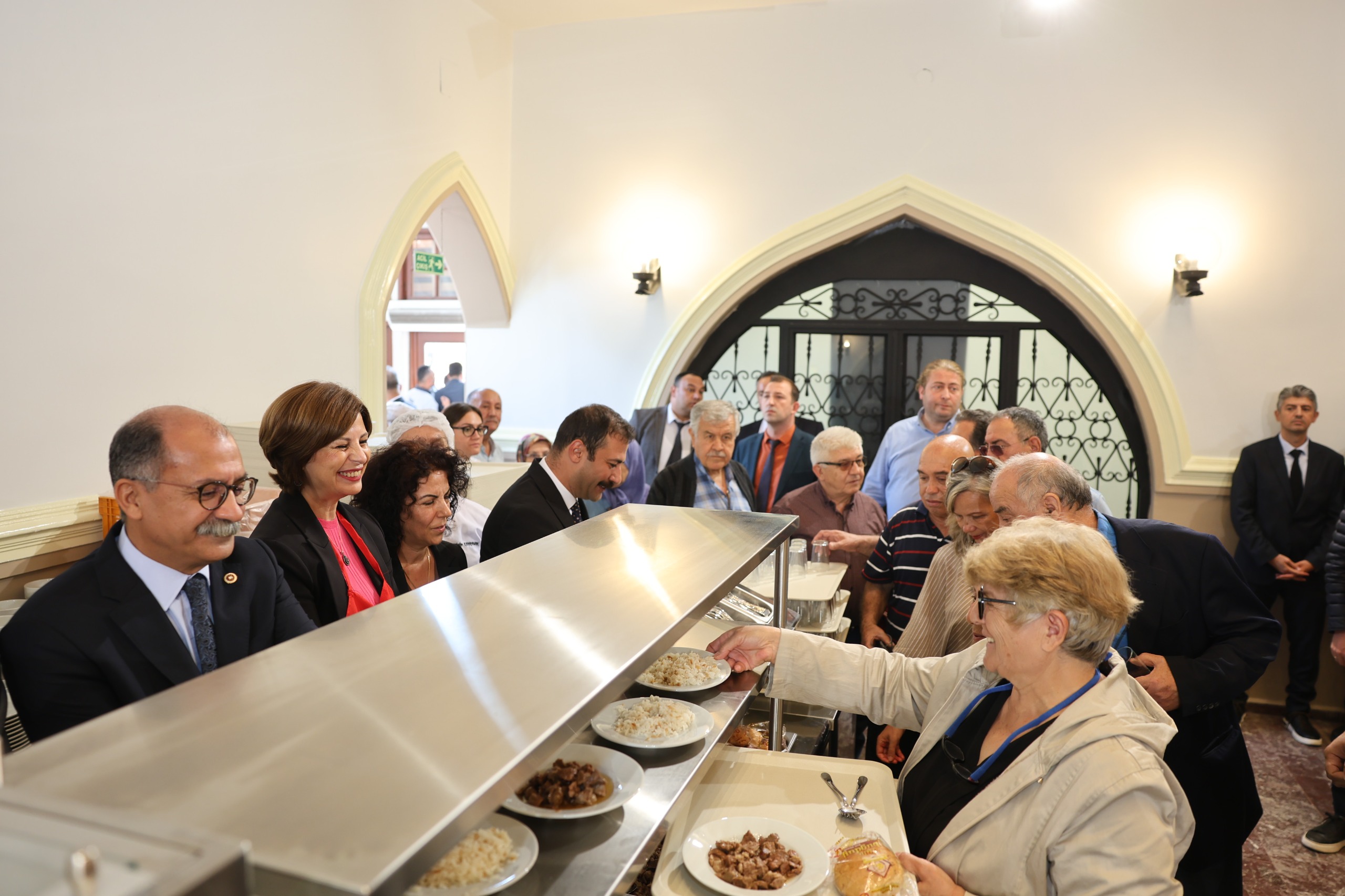 Eskişehir Büyükşehir Belediye Başkanı Ayşe Ünlüce’nin, seçim vaatlerinden biri olan Halk Lokantası bugün hizmete açıldı. 4 kap yemeğin 65 TL’ye sunulduğu Halk Lokantası’nın ilk gününde vatandaşlar yoğun ilgi gösterdi. Yemek standının arkasına geçen Başkan Ünlüce, vatandaşlara yemek servis etti. 