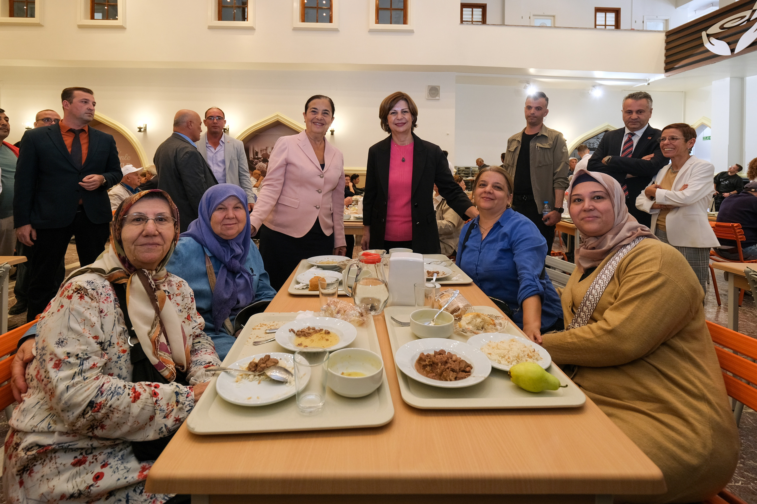 Halk Lokantası’nın açılışına Başkan Ayşe Ünlüce, Odunpazarı Belediye Başkanı Kazım Kurt, Tepebaşı Belediye Başkanı Ahmet Ataç, Milletvekilleri Jale Nur Süllü, İbrahim Arslan, CHP İl Başkanı Talat Yalaz ve çok sayıda vatandaş katıldı. 