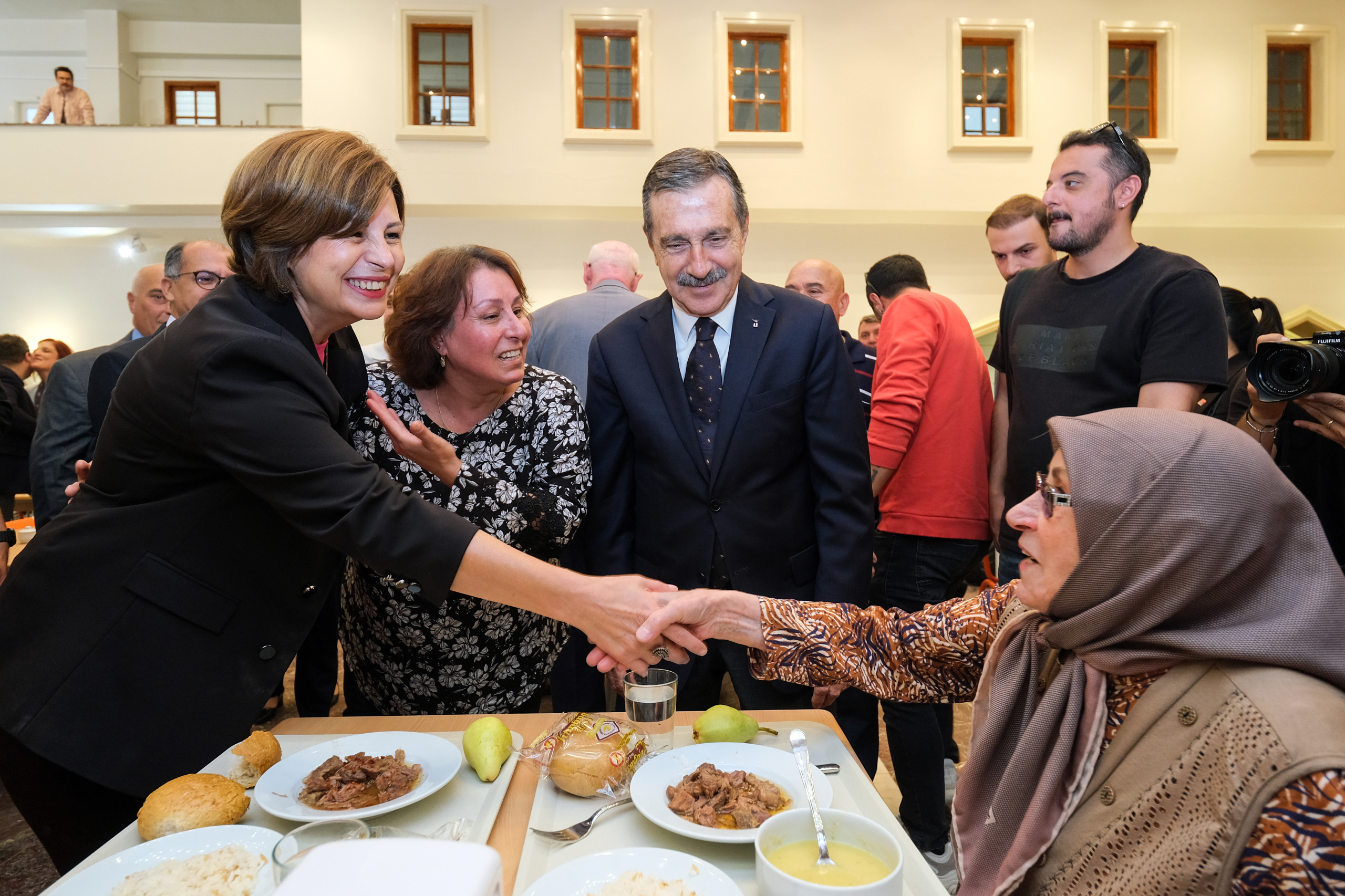 Taşbaşı Çarşısı Eski Nikah Salonu’nda hizmet verecek Halk Lokantası hafta içi 5 gün açık, hafta sonları ise kapalı olacak. Halk Lokantası’nda yemek servis hizmeti öğlen 12.00 ve 15.00 saatleri arasında gerçekleşecek. 