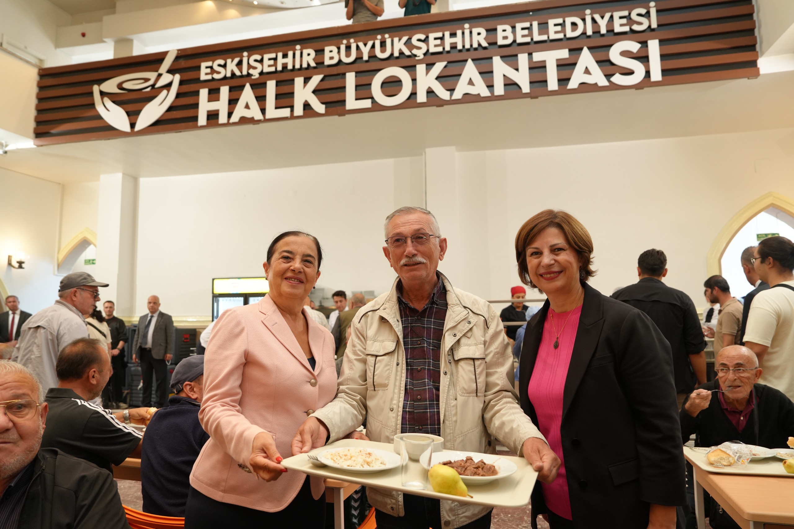 Eskişehir Büyükşehir Belediye Başkanı Ayşe Ünlüce’nin, seçim vaatlerinden biri olan Halk Lokantası bugün hizmete açıldı. 4 kap yemeğin 65 TL’ye sunulduğu Halk Lokantası’nın ilk gününde vatandaşlar yoğun ilgi gösterdi. Yemek standının arkasına geçen Başkan Ünlüce, vatandaşlara yemek servis etti. 