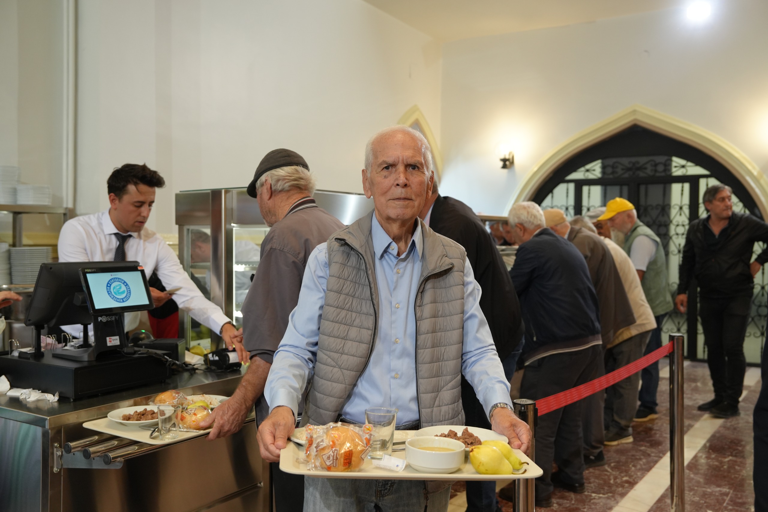 Eskişehir Büyükşehir Belediye Başkanı Ayşe Ünlüce’nin, seçim vaatlerinden biri olan Halk Lokantası bugün hizmete açıldı. 4 kap yemeğin 65 TL’ye sunulduğu Halk Lokantası’nın ilk gününde vatandaşlar yoğun ilgi gösterdi. Yemek standının arkasına geçen Başkan Ünlüce, vatandaşlara yemek servis etti. 