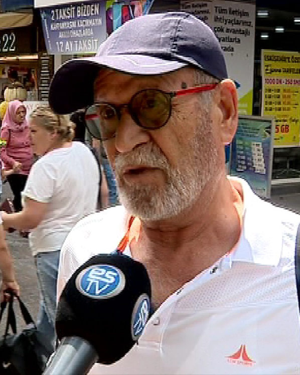 Yüksel Arslanbaşı, “Ben emekliyim. Şuan kendi yaşantımdan mutlu değilim. İki kişi emekli olmamıza rağmen, eğer ben tek kişi emekli olsaydım yaşayamazdım. Bu hayat şartları gerçekten insanları çok bunalttı. Paranın hiç bereketi yok. Döviz almış başını gitmiş. Bir denetimsizlik, kontrolsüzlük var. Yani verilen sözler tutulmadı. Pek çok arkadaşımız psikologlara gitmeye başladı. Bir yandan pandemi, diğer yandan ekonomik sıkıntılar psikologlara yöneldi. Hayat pahalılığı insanların ruh sağlığını etkiledi.”