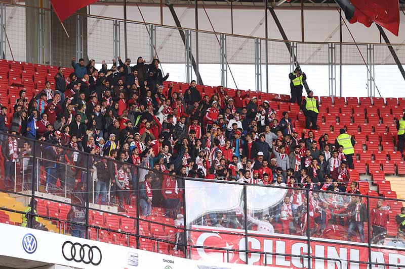 Şampiyonluk yolunda büyük bir fırsatı eline geçiren Eskişehirspor, Sivas’ı geçerek Süper Lig’in kapısını açmak istiyordu, ama ne yapsak olmadı. İki kere öne geçtiği karşılaşmada rakibiyle 2-2 berabere kalan Es Es 1 puana razı oldu.  