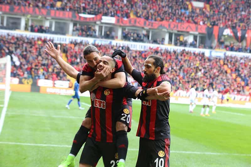 Şampiyonluk yolunda büyük bir fırsatı eline geçiren Eskişehirspor, Sivas’ı geçerek Süper Lig’in kapısını açmak istiyordu, ama ne yapsak olmadı. İki kere öne geçtiği karşılaşmada rakibiyle 2-2 berabere kalan Es Es 1 puana razı oldu.  