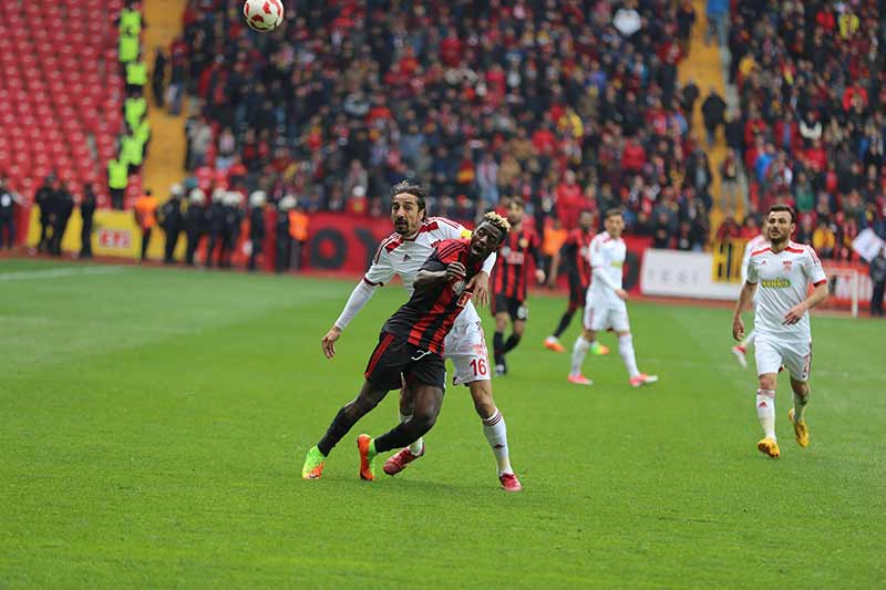 Şampiyonluk yolunda büyük bir fırsatı eline geçiren Eskişehirspor, Sivas’ı geçerek Süper Lig’in kapısını açmak istiyordu, ama ne yapsak olmadı. İki kere öne geçtiği karşılaşmada rakibiyle 2-2 berabere kalan Es Es 1 puana razı oldu.  