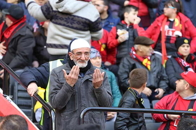 Şampiyonluk yolunda büyük bir fırsatı eline geçiren Eskişehirspor, Sivas’ı geçerek Süper Lig’in kapısını açmak istiyordu, ama ne yapsak olmadı. İki kere öne geçtiği karşılaşmada rakibiyle 2-2 berabere kalan Es Es 1 puana razı oldu.  