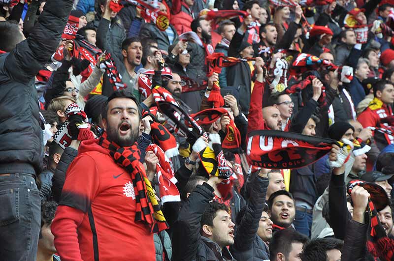 Şampiyonluk yolunda büyük bir fırsatı eline geçiren Eskişehirspor, Sivas’ı geçerek Süper Lig’in kapısını açmak istiyordu, ama ne yapsak olmadı. İki kere öne geçtiği karşılaşmada rakibiyle 2-2 berabere kalan Es Es 1 puana razı oldu.  