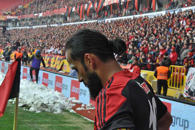 Şampiyonluk yolunda büyük bir fırsatı eline geçiren Eskişehirspor, Sivas’ı geçerek Süper Lig’in kapısını açmak istiyordu, ama ne yapsak olmadı. İki kere öne geçtiği karşılaşmada rakibiyle 2-2 berabere kalan Es Es 1 puana razı oldu.  