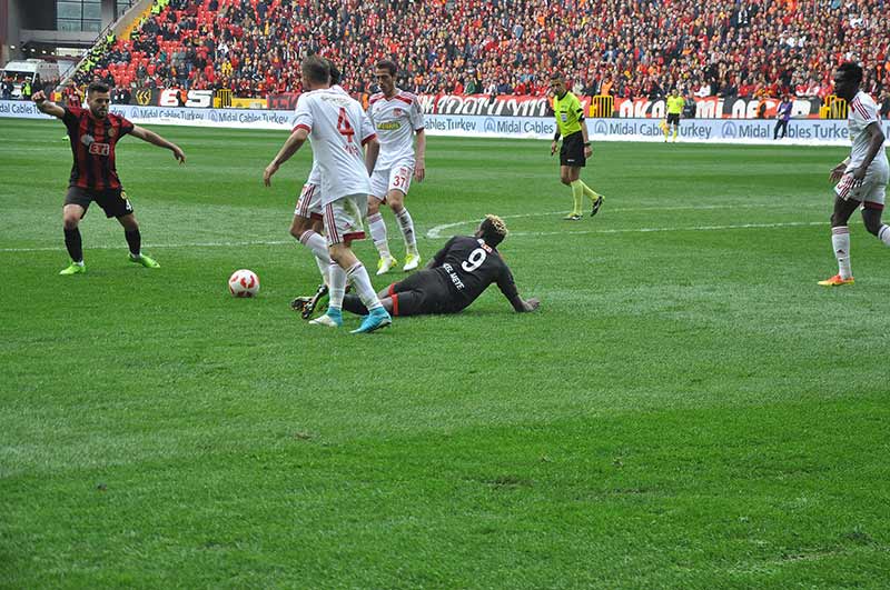 Şampiyonluk yolunda büyük bir fırsatı eline geçiren Eskişehirspor, Sivas’ı geçerek Süper Lig’in kapısını açmak istiyordu, ama ne yapsak olmadı. İki kere öne geçtiği karşılaşmada rakibiyle 2-2 berabere kalan Es Es 1 puana razı oldu.  