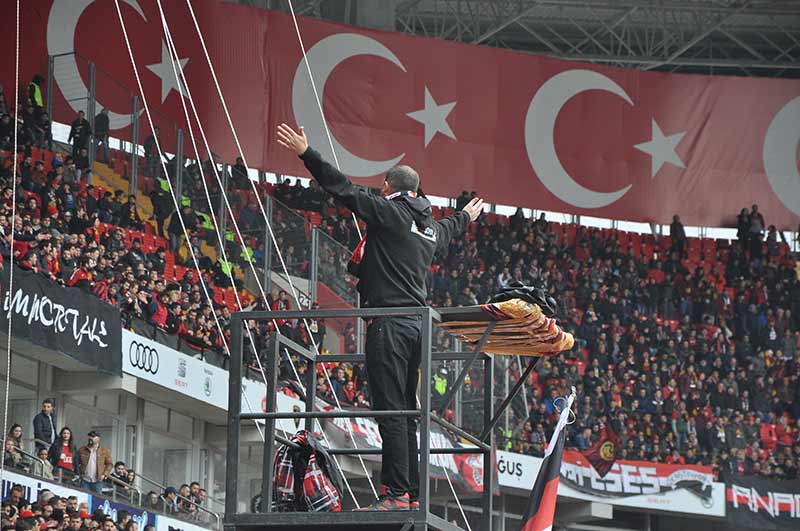 Şampiyonluk yolunda büyük bir fırsatı eline geçiren Eskişehirspor, Sivas’ı geçerek Süper Lig’in kapısını açmak istiyordu, ama ne yapsak olmadı. İki kere öne geçtiği karşılaşmada rakibiyle 2-2 berabere kalan Es Es 1 puana razı oldu.  