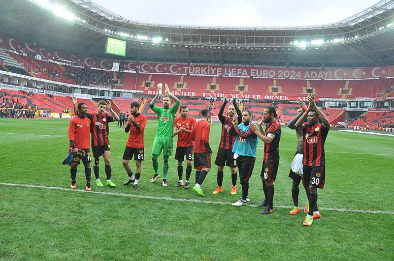 Şampiyonluk yolunda büyük bir fırsatı eline geçiren Eskişehirspor, Sivas’ı geçerek Süper Lig’in kapısını açmak istiyordu, ama ne yapsak olmadı. İki kere öne geçtiği karşılaşmada rakibiyle 2-2 berabere kalan Es Es 1 puana razı oldu.  