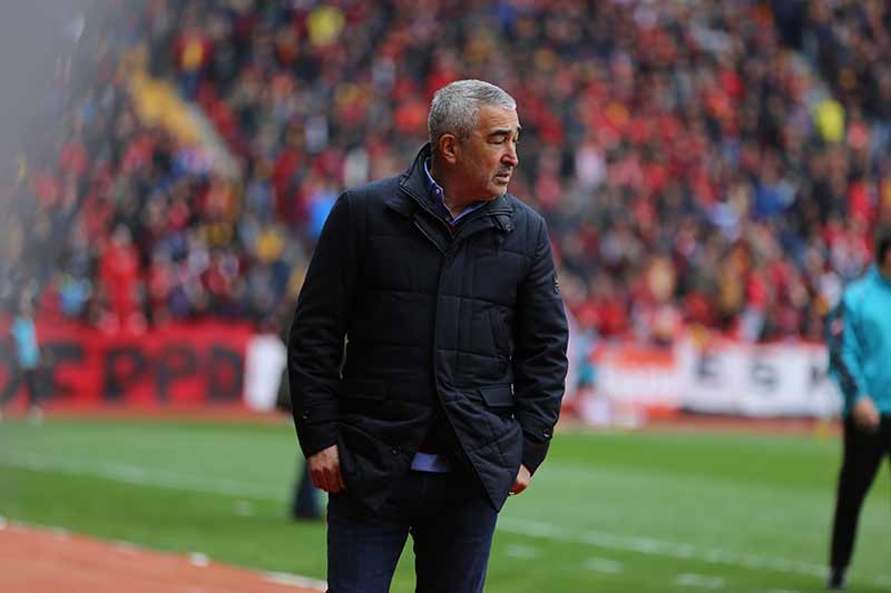 Şampiyonluk yolunda büyük bir fırsatı eline geçiren Eskişehirspor, Sivas’ı geçerek Süper Lig’in kapısını açmak istiyordu, ama ne yapsak olmadı. İki kere öne geçtiği karşılaşmada rakibiyle 2-2 berabere kalan Es Es 1 puana razı oldu.  