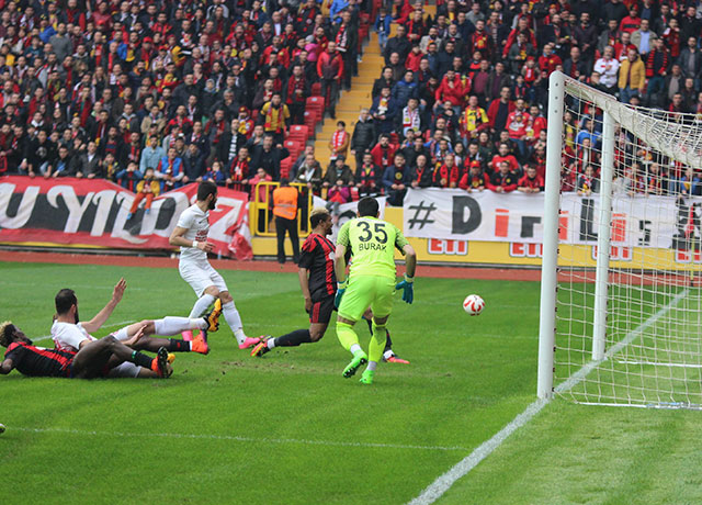 TFF 1. Lig'in 22. haftasında evinde Ümraniyespor ile 0-0 berabere kalan Eskişehirspor, ligde yaptığı son 4 maçta galibiyet yüzü göremedi.