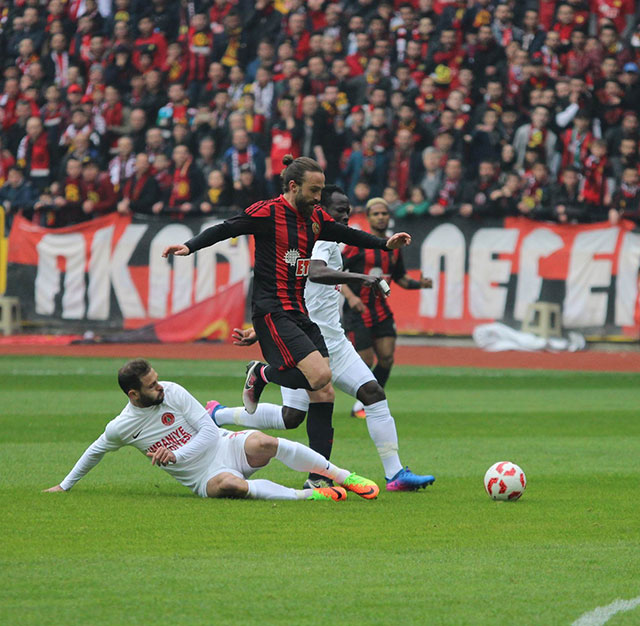 TFF 1. Lig'in 22. haftasında evinde Ümraniyespor ile 0-0 berabere kalan Eskişehirspor, ligde yaptığı son 4 maçta galibiyet yüzü göremedi.