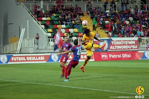 Eskişehirspor zorlu İzmir deplasmanında Altınordu ile 0-0 berabere kaldı. İşte maçtan fotoğraflar.