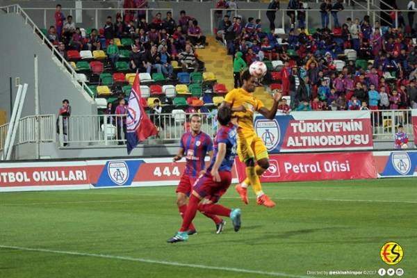 Eskişehirspor zorlu İzmir deplasmanında Altınordu ile 0-0 berabere kaldı. İşte maçtan fotoğraflar.