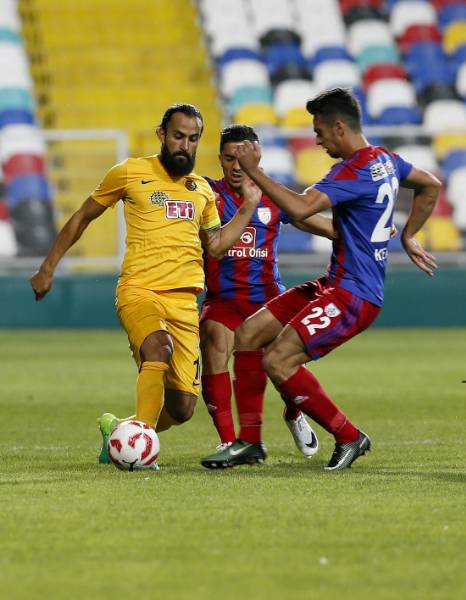 Eskişehirspor zorlu İzmir deplasmanında Altınordu ile 0-0 berabere kaldı. İşte maçtan fotoğraflar.