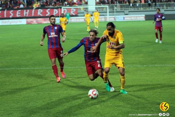 Eskişehirspor zorlu İzmir deplasmanında Altınordu ile 0-0 berabere kaldı. İşte maçtan fotoğraflar.