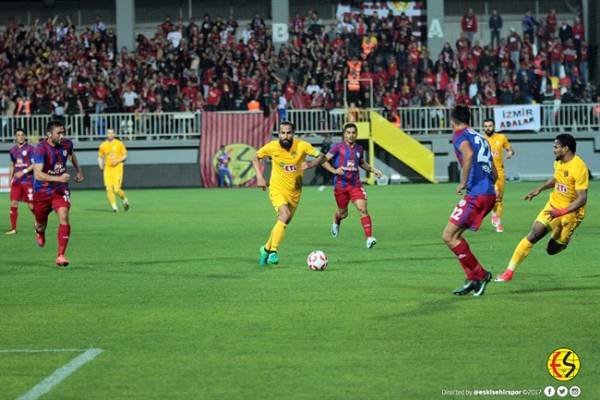 Eskişehirspor zorlu İzmir deplasmanında Altınordu ile 0-0 berabere kaldı. İşte maçtan fotoğraflar.