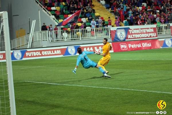 Eskişehirspor zorlu İzmir deplasmanında Altınordu ile 0-0 berabere kaldı. İşte maçtan fotoğraflar.