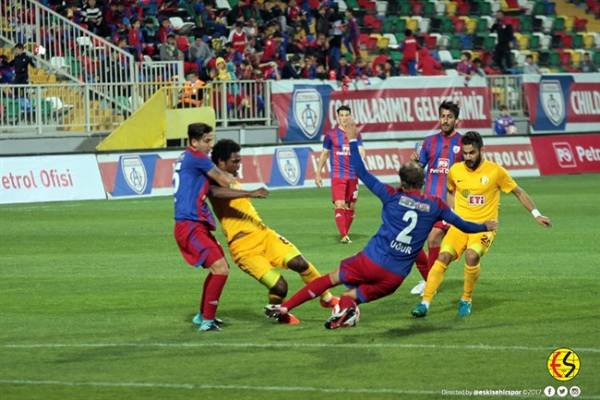 Eskişehirspor zorlu İzmir deplasmanında Altınordu ile 0-0 berabere kaldı. İşte maçtan fotoğraflar.