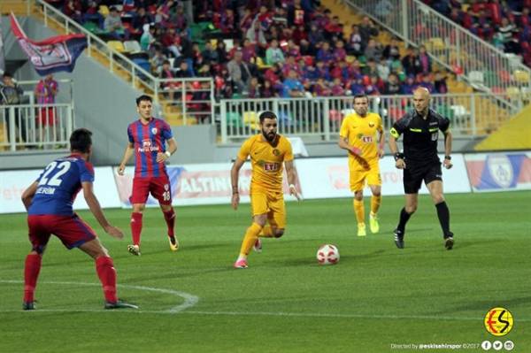 Eskişehirspor zorlu İzmir deplasmanında Altınordu ile 0-0 berabere kaldı. İşte maçtan fotoğraflar.