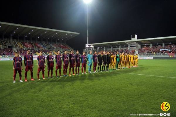 Eskişehirspor zorlu İzmir deplasmanında Altınordu ile 0-0 berabere kaldı. İşte maçtan fotoğraflar.