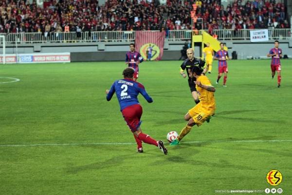 Eskişehirspor zorlu İzmir deplasmanında Altınordu ile 0-0 berabere kaldı. İşte maçtan fotoğraflar.