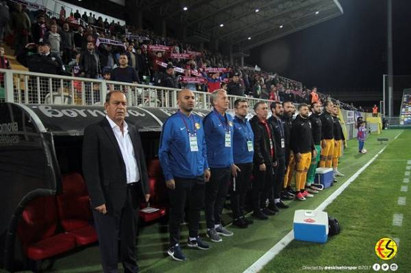 Eskişehirspor zorlu İzmir deplasmanında Altınordu ile 0-0 berabere kaldı. İşte maçtan fotoğraflar.