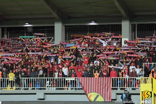 Eskişehirspor zorlu İzmir deplasmanında Altınordu ile 0-0 berabere kaldı. İşte maçtan fotoğraflar.