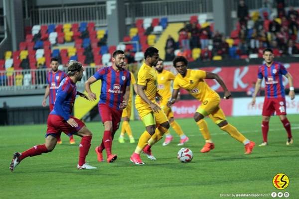 Eskişehirspor zorlu İzmir deplasmanında Altınordu ile 0-0 berabere kaldı. İşte maçtan fotoğraflar.