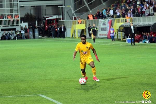 Eskişehirspor zorlu İzmir deplasmanında Altınordu ile 0-0 berabere kaldı. İşte maçtan fotoğraflar.