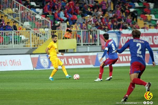 Eskişehirspor zorlu İzmir deplasmanında Altınordu ile 0-0 berabere kaldı. İşte maçtan fotoğraflar.