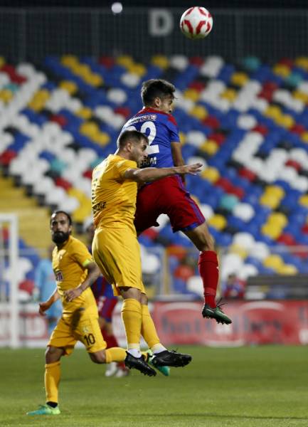 Eskişehirspor zorlu İzmir deplasmanında Altınordu ile 0-0 berabere kaldı. İşte maçtan fotoğraflar.