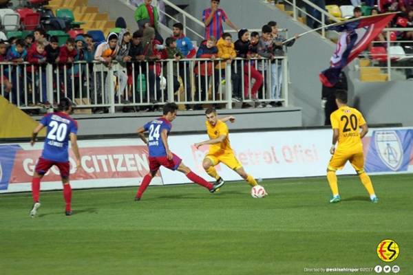 Eskişehirspor zorlu İzmir deplasmanında Altınordu ile 0-0 berabere kaldı. İşte maçtan fotoğraflar.