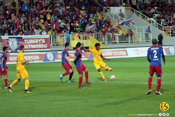 Eskişehirspor zorlu İzmir deplasmanında Altınordu ile 0-0 berabere kaldı. İşte maçtan fotoğraflar.