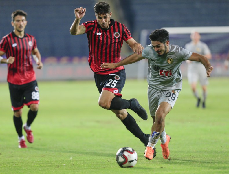 Eskişehirspor, TFF 1. Lig'de konuk olduğu Gençlerbirliği'ne 5-0 mağlup oldu